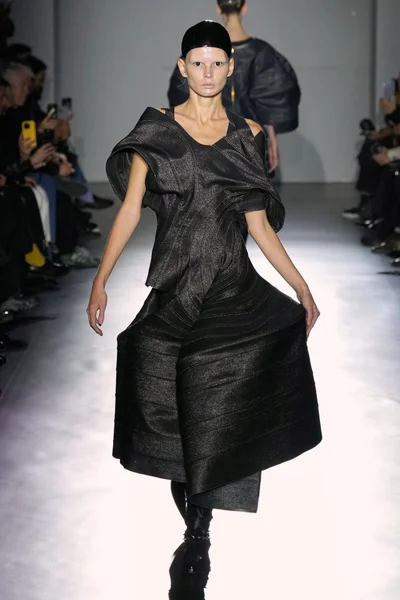 Look 16
